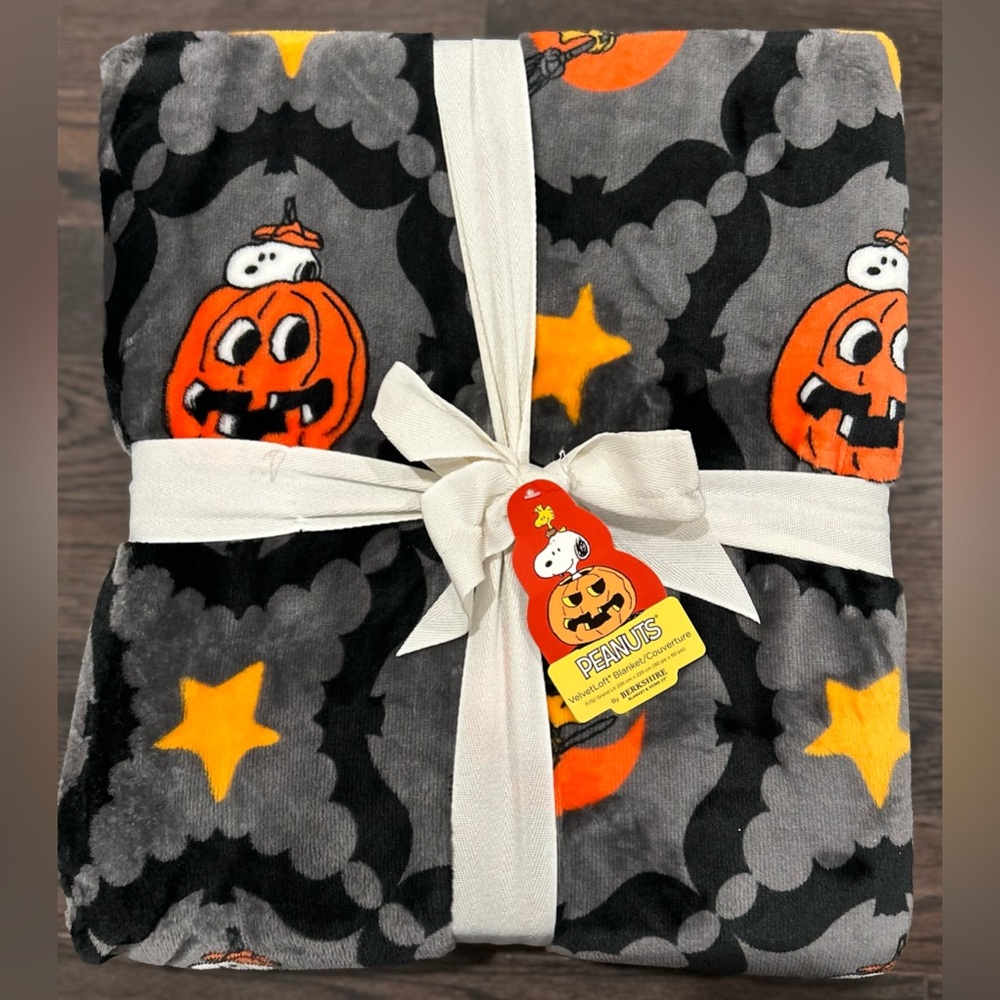 Peanuts Halloween Blanket with Pumpkins and Stars NWT